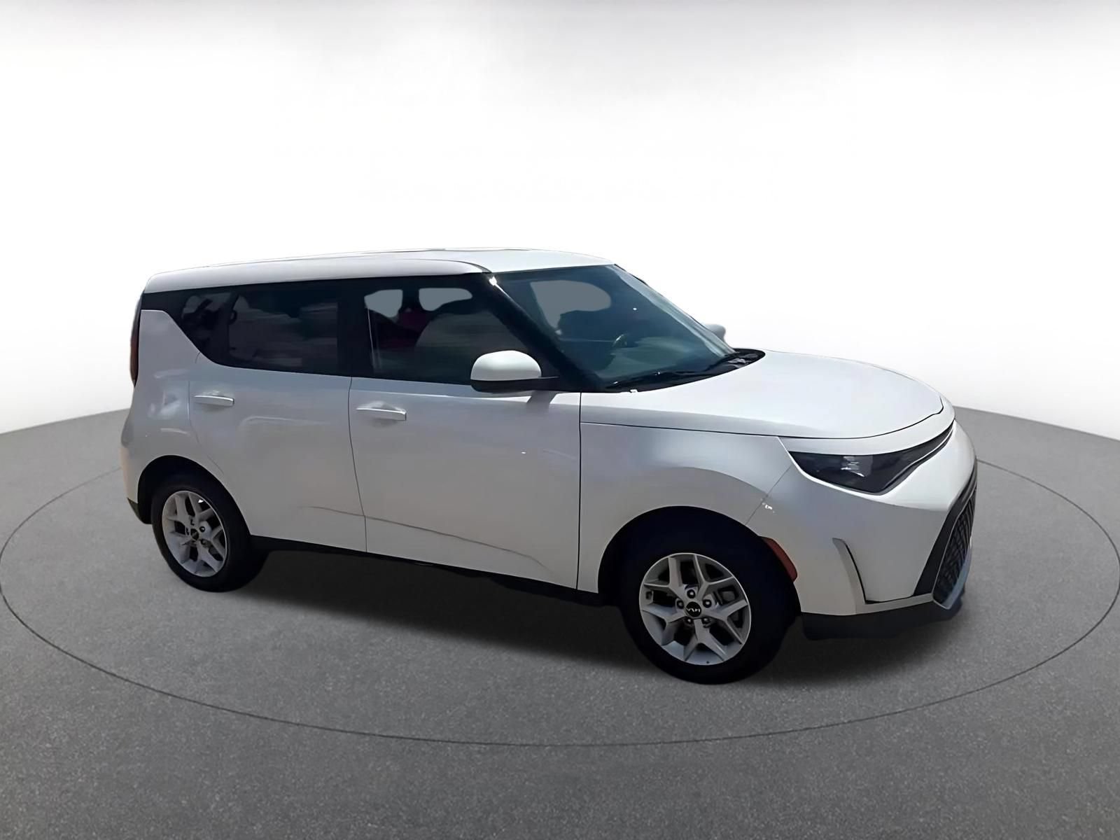Used 2025 Kia Soul LX w/ LX Technology Package FWD image 2