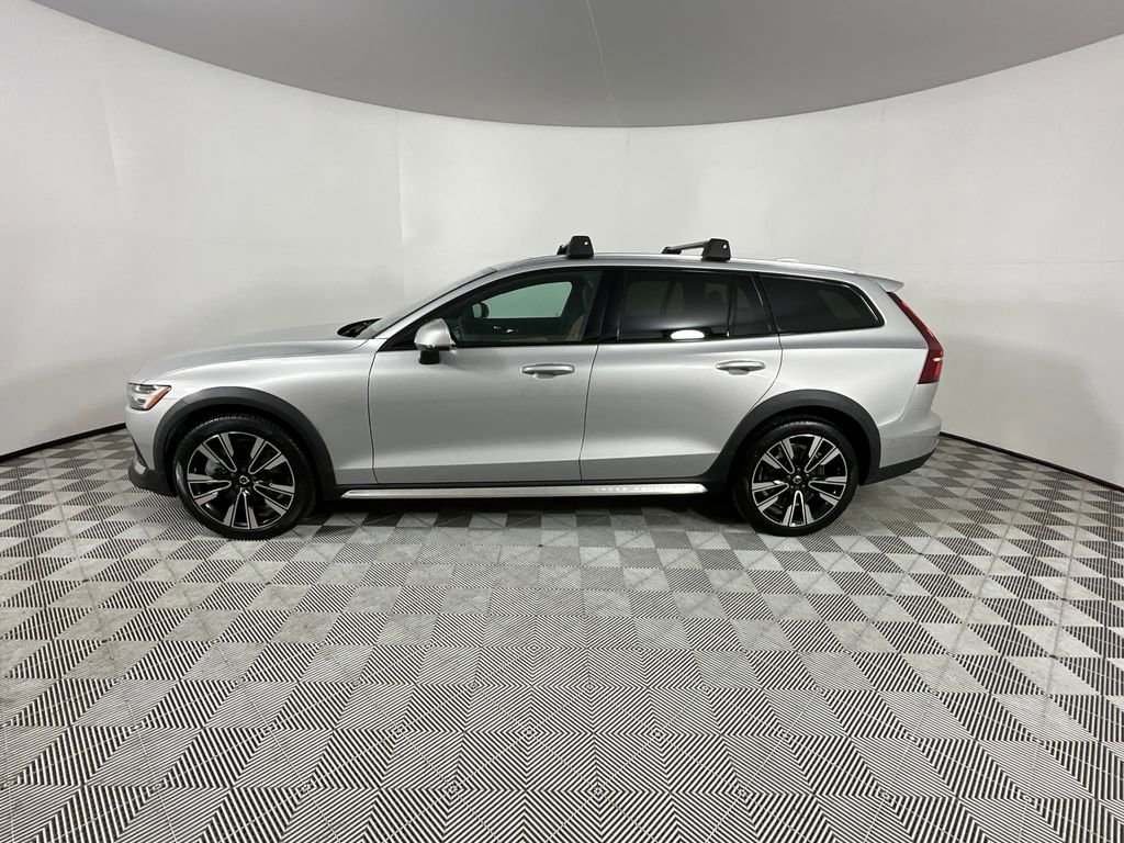 Used 2025 Volvo V60 B5 Cross Country Ultra w/ Protection Package Premier image 2