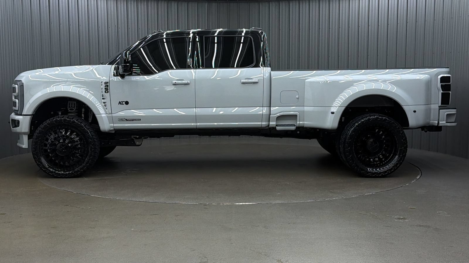 Used 2026 Ford F450 Platinum w/ FX4 Off-Road Package AWD/4WD image 2