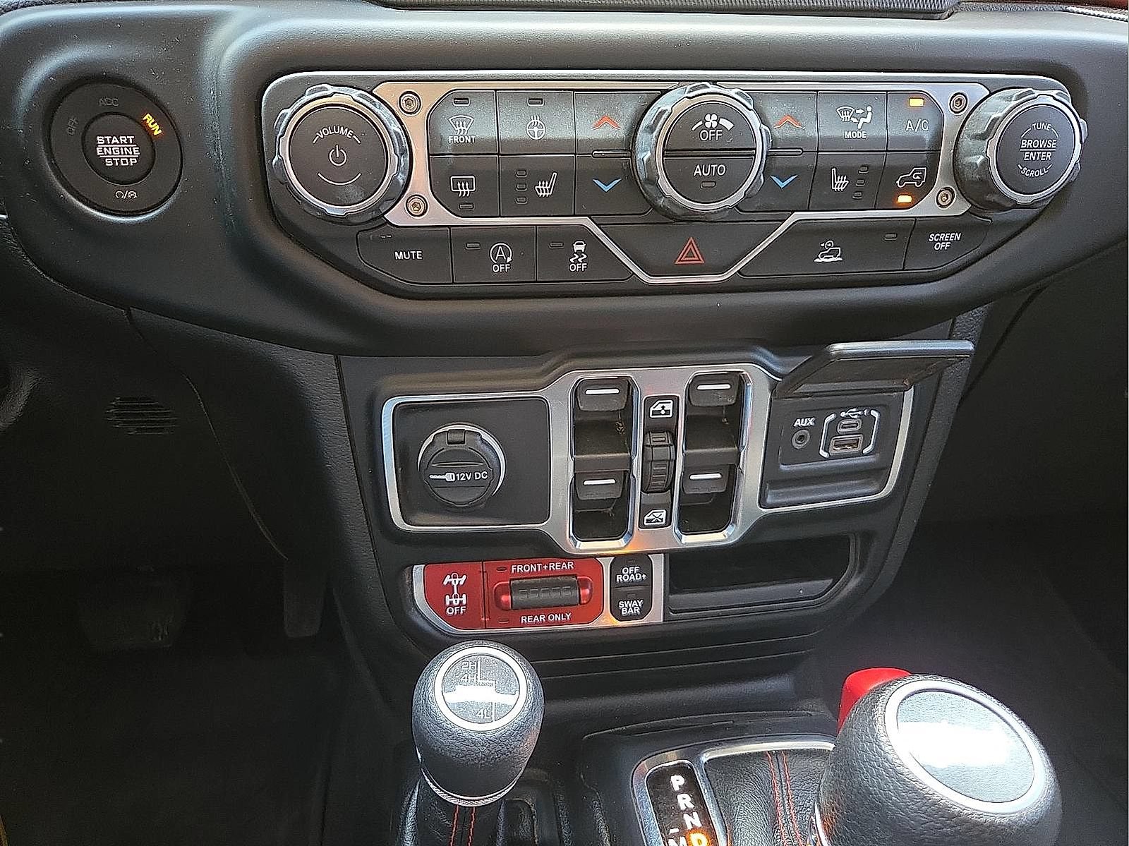 Used 2022 Jeep Wrangler Unlimited Rubicon w/ Cold Weather Group AWD/4WD image 18