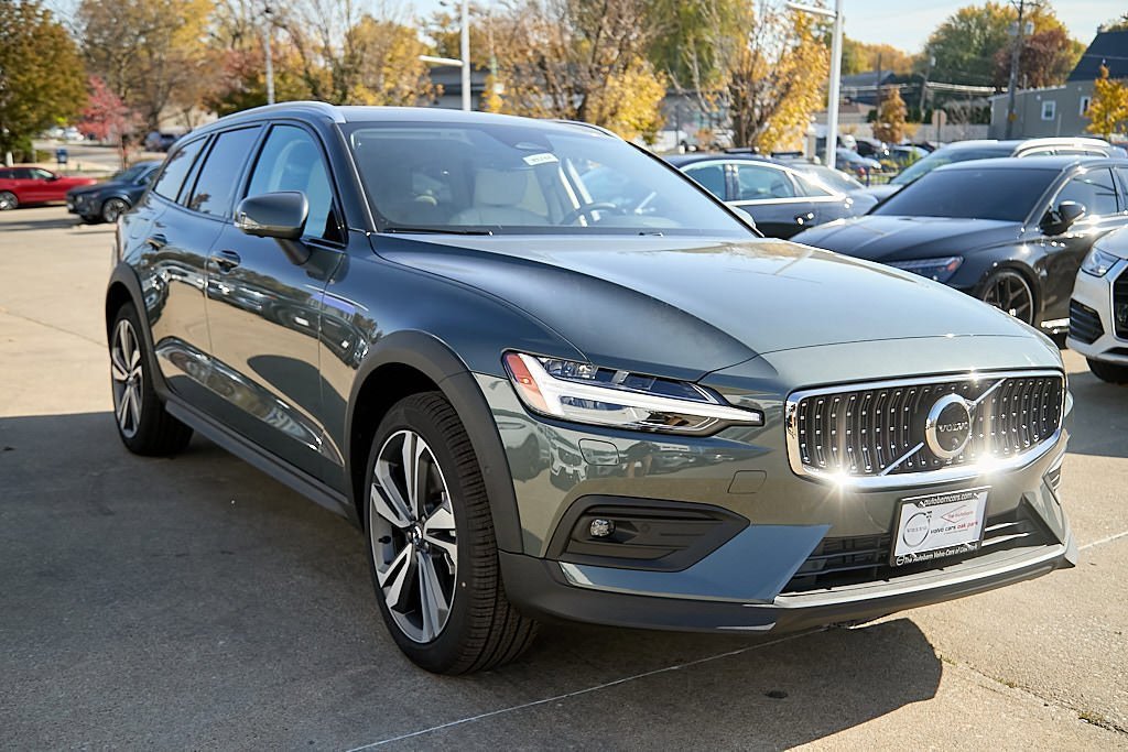 New 2026 Volvo V60 B5 Cross Country Plus w/ Climate Package image 4