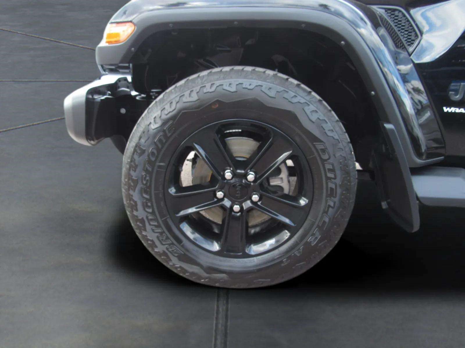 Used 2023 Jeep Wrangler Unlimited Sahara AWD/4WD image 4
