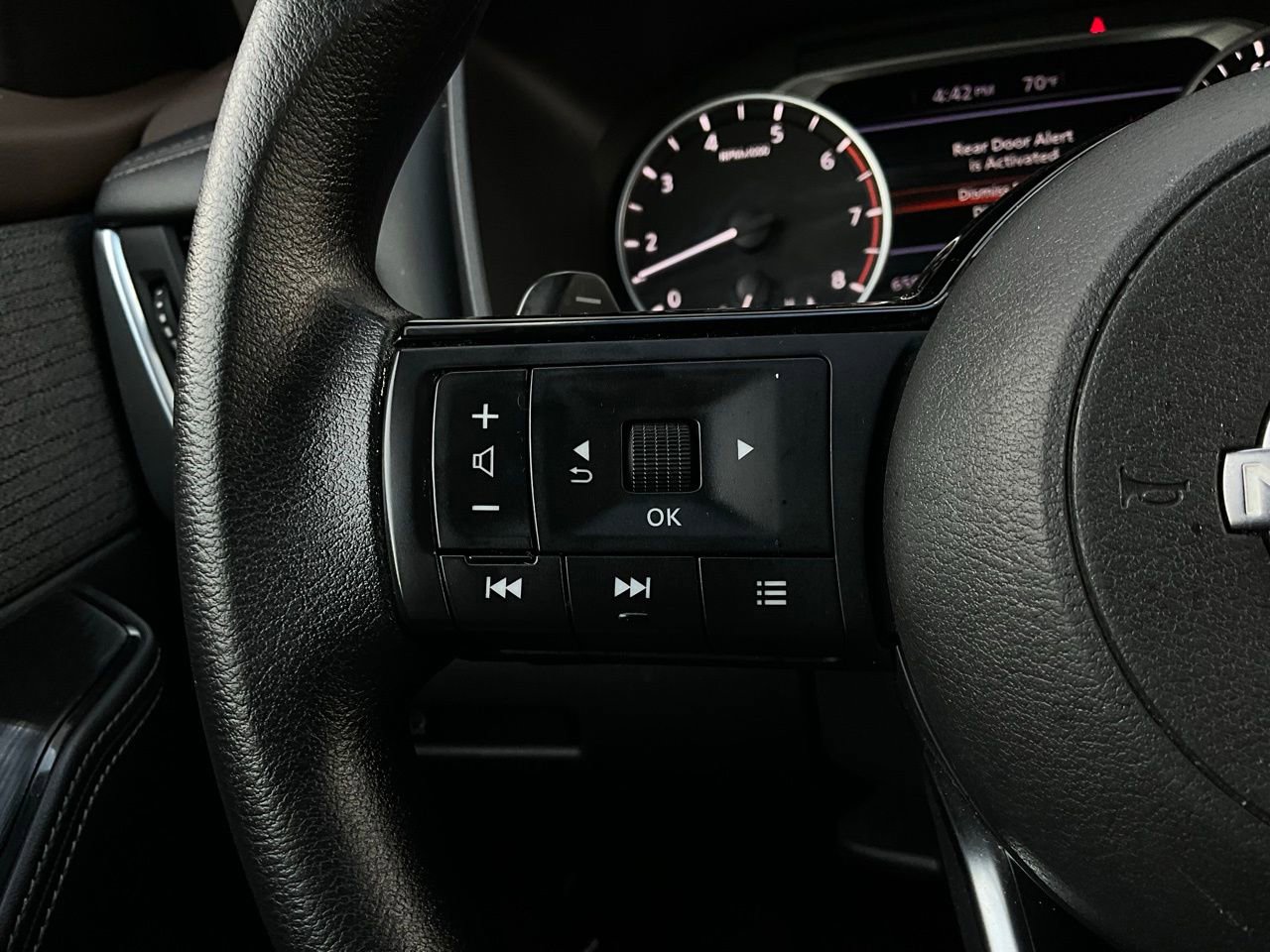 Used 2023 Nissan Rogue SV image 33