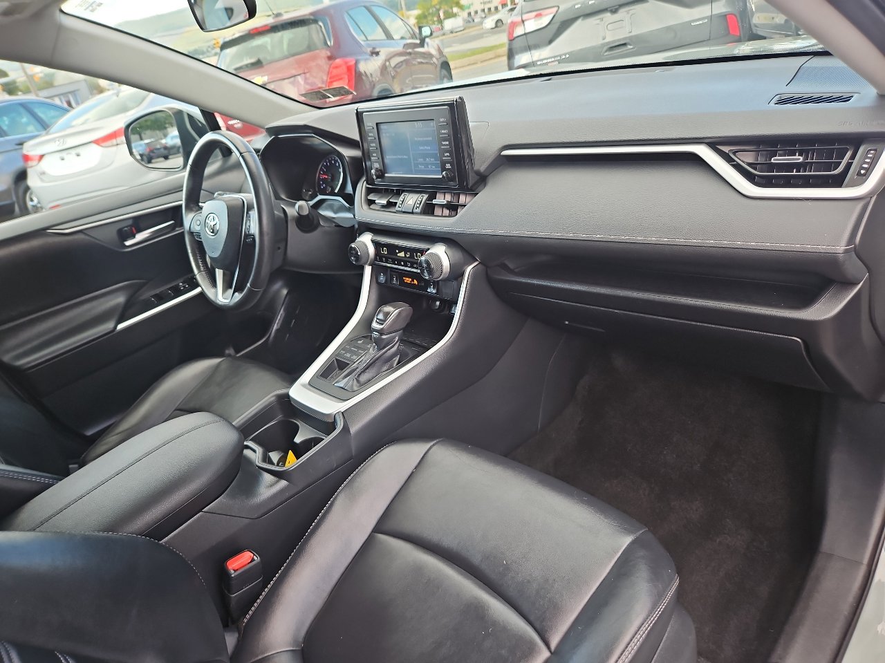Used 2019 Toyota RAV4 XLE Premium image 16