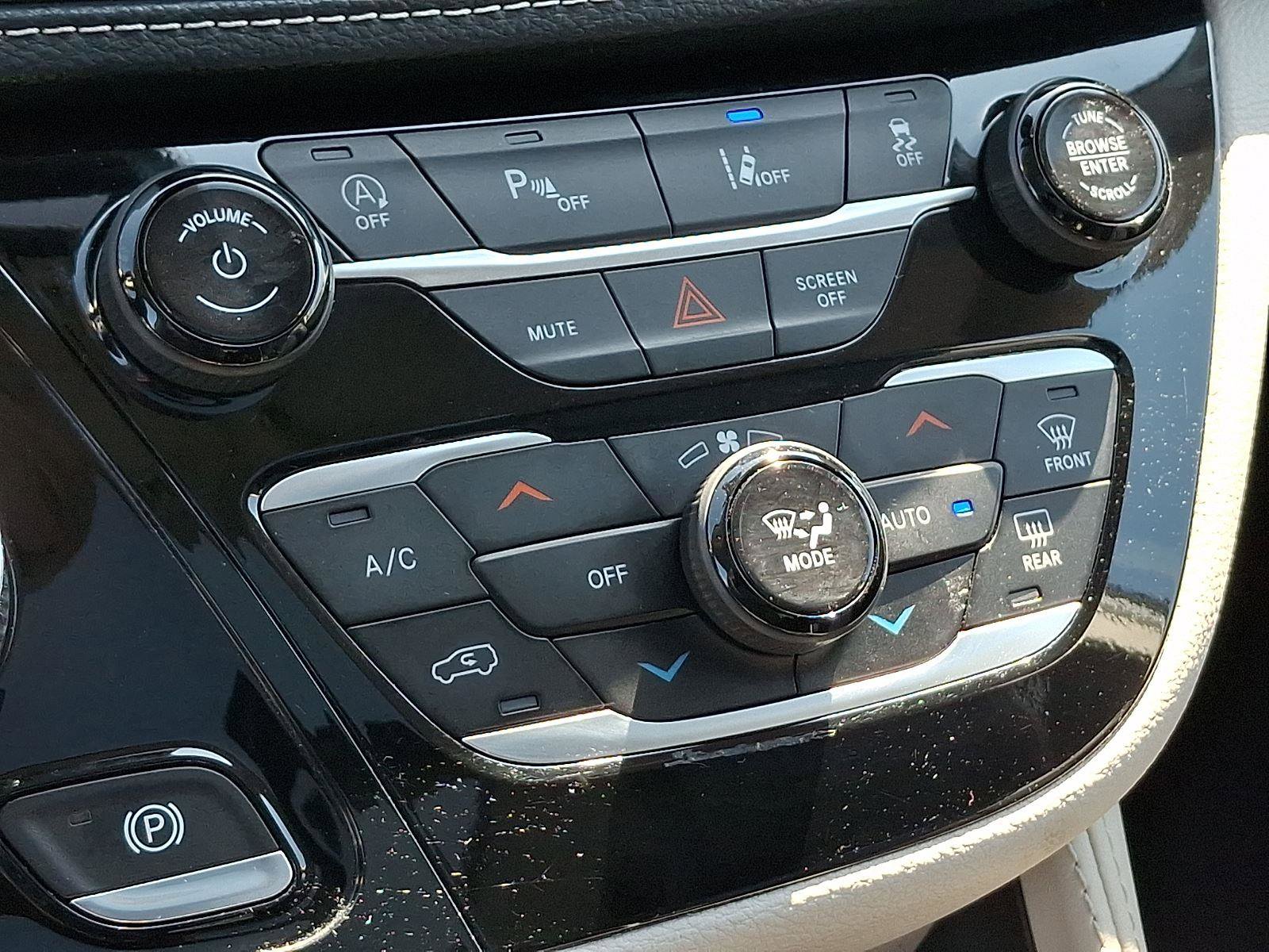 Certified 2024 Chrysler Pacifica Limited FWD image 18
