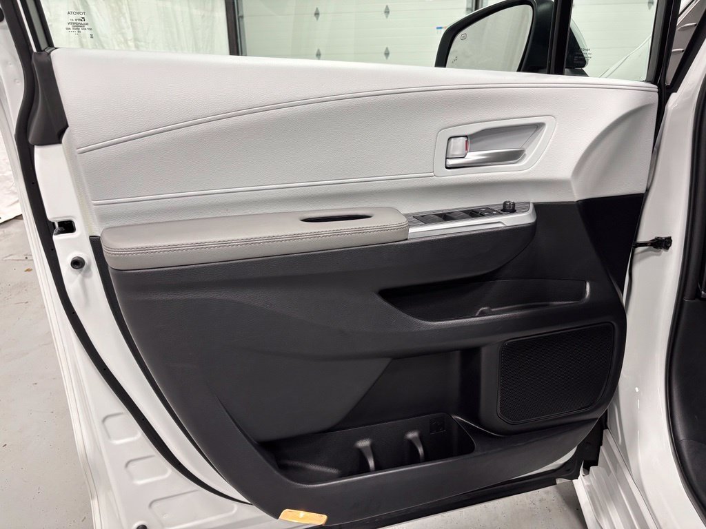 Used 2025 Toyota Sienna XLE AWD/4WD image 8