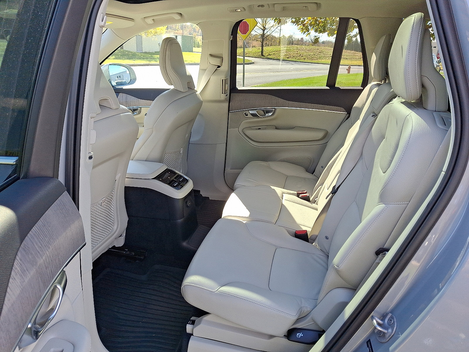 Used 2024 Volvo XC90 T8 Plus w/ Protection Package Premier image 10