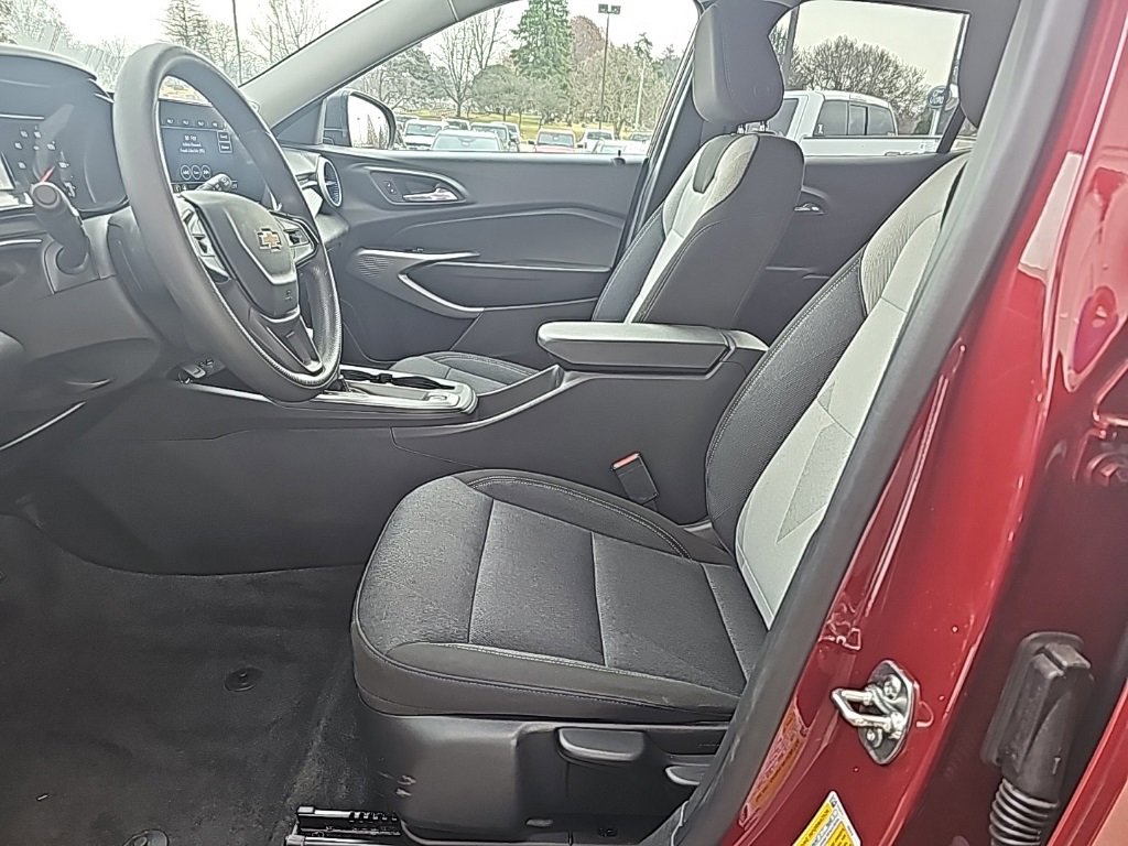 Used 2025 Chevrolet Trax LS image 9