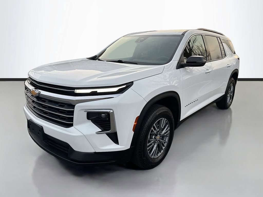 Used 2025 Chevrolet Traverse LT image 3