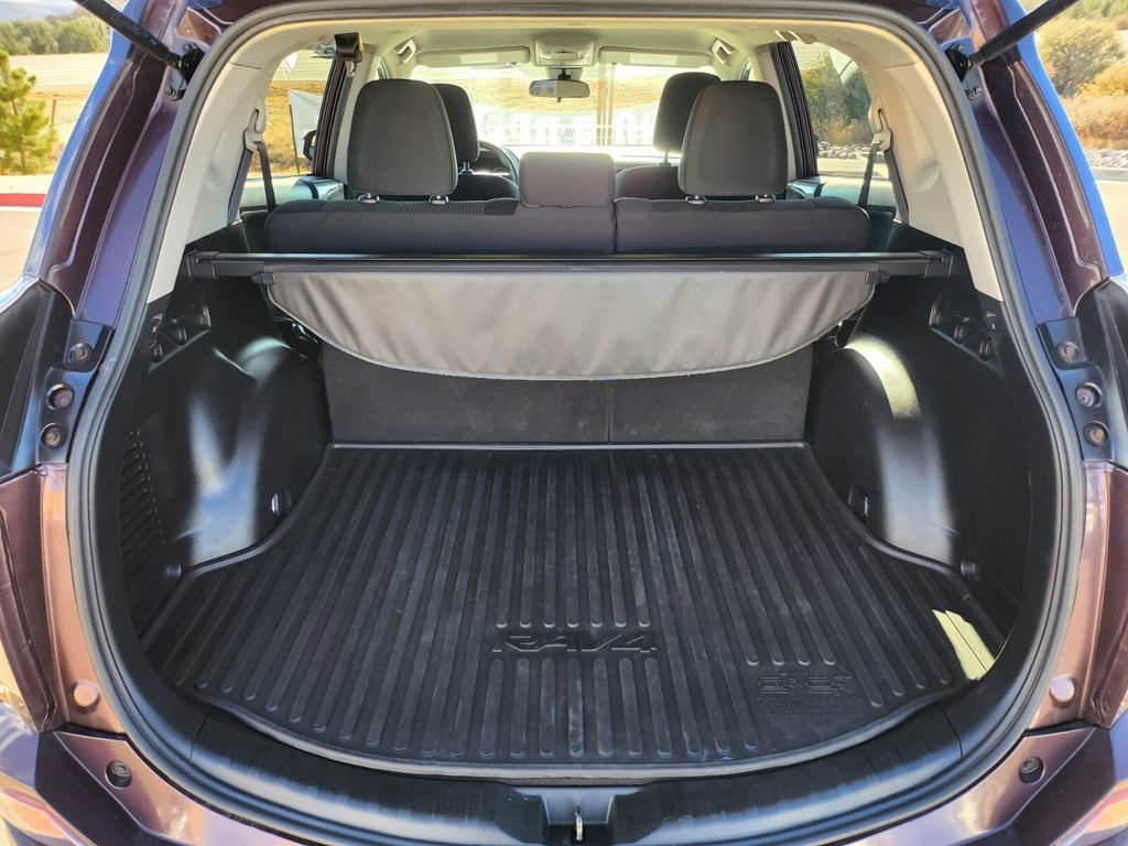 Used 2018 Toyota RAV4 LE image 14