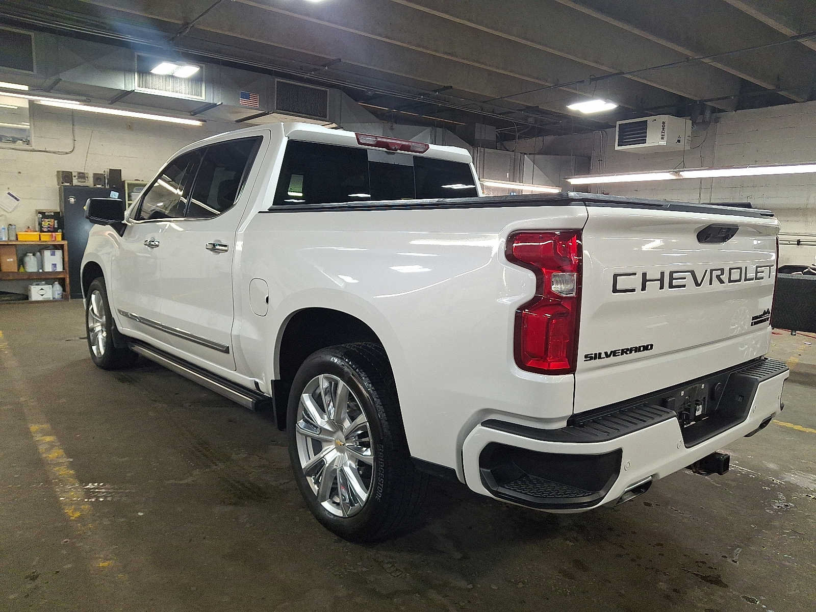 Used 2023 Chevrolet Silverado 1500 High Country w/ High Country Premium Package AWD/4WD image 4