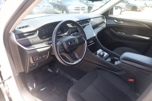 Used 2024 Jeep Grand Cherokee Laredo AWD/4WD image 9