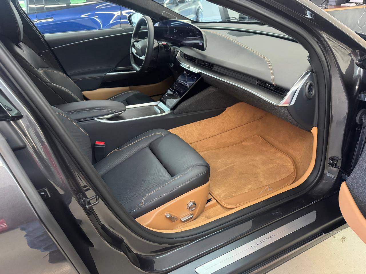 Used 2024 Lucid Air Touring image 3