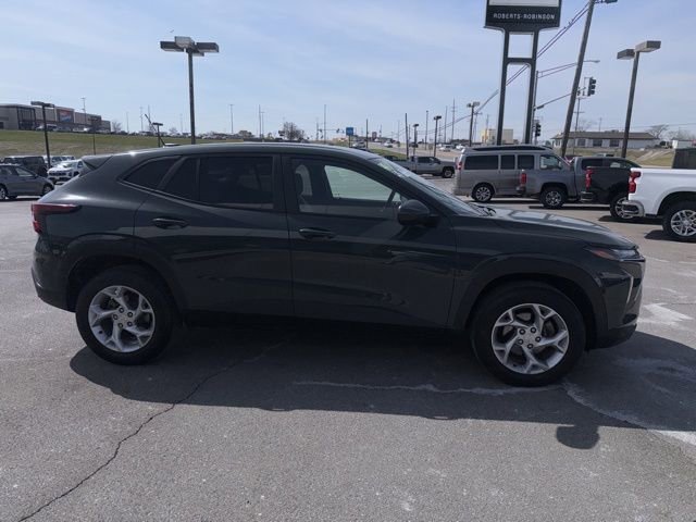 Used 2025 Chevrolet Trax LS w/ LS Convenience Package image 10