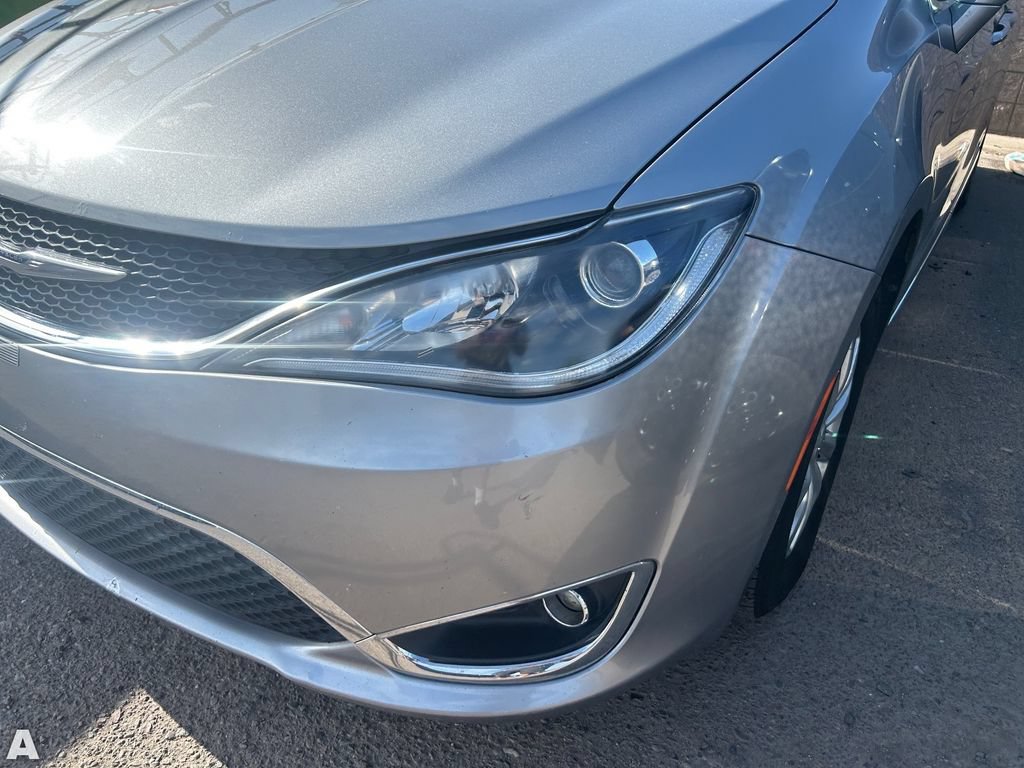 Used 2019 Chrysler Pacifica Touring-L FWD image 10