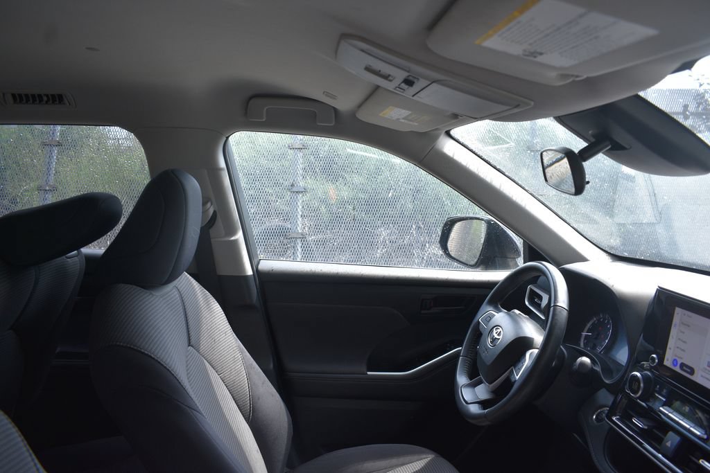 Used 2025 Toyota Highlander LE FWD image 21
