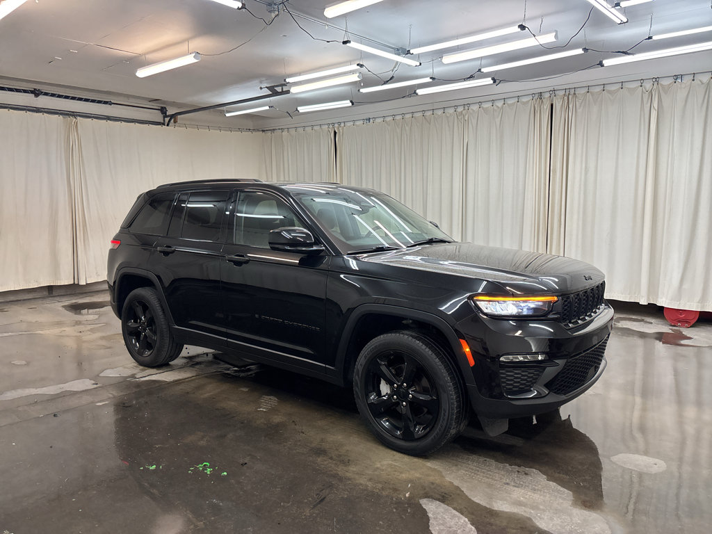 Used 2023 Jeep Grand Cherokee Limited w/ Black Appearance Package AWD/4WD image 3
