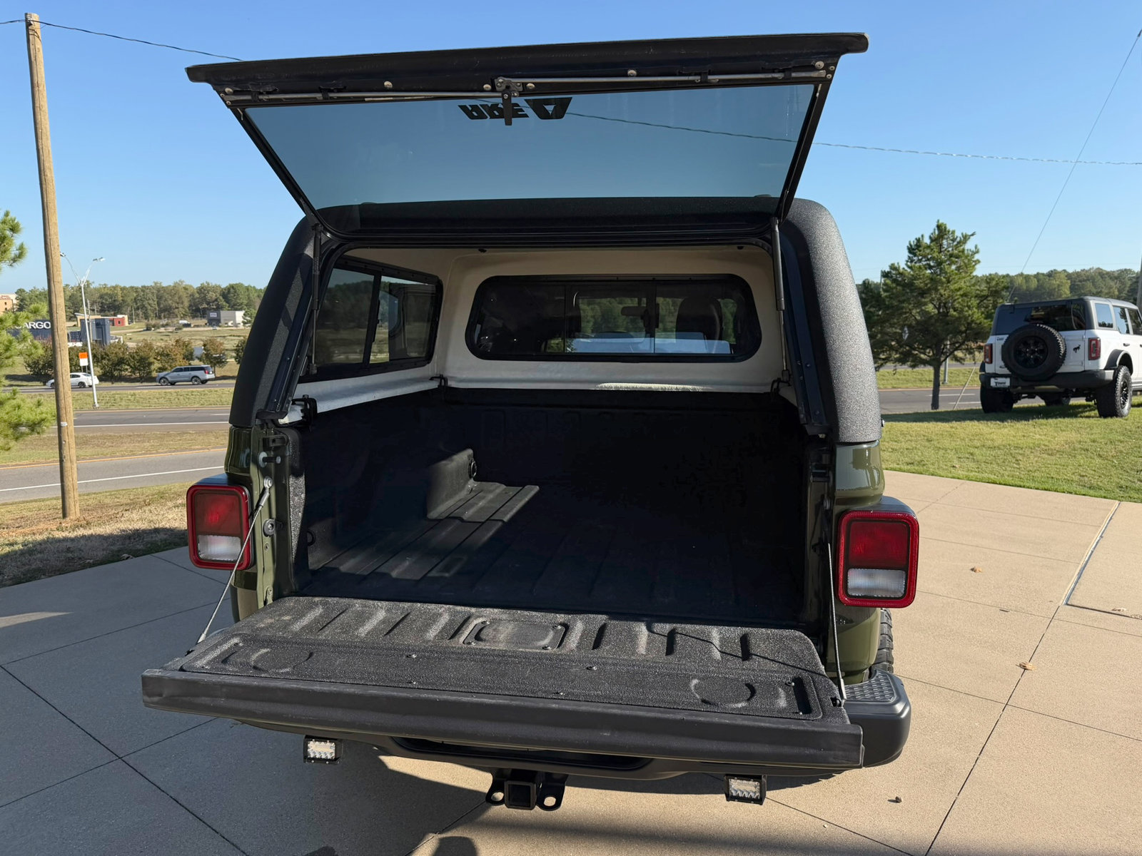Used 2023 Jeep Gladiator Sport AWD/4WD image 13