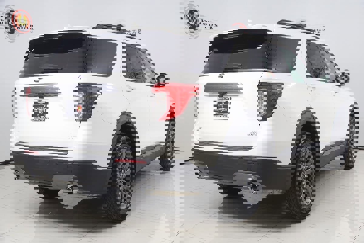 Used 2023 Ford Explorer XLT w/ Equipment Group 202A image 3