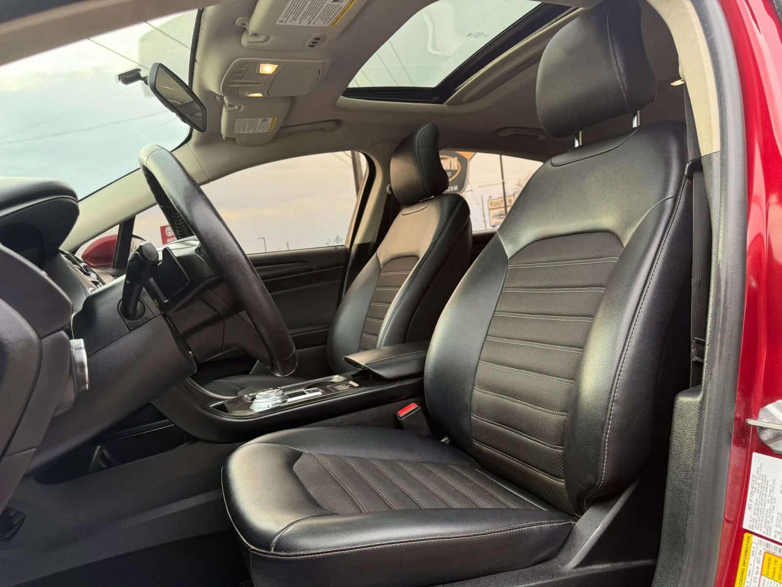 Used 2018 Ford Fusion SE w/ Equipment Group 201A FWD image 9