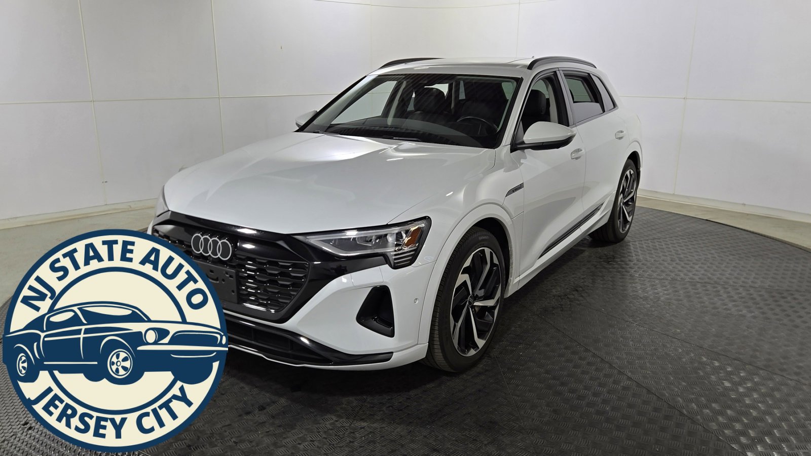 Used 2024 Audi Q8 e-tron Premium Plus image 3