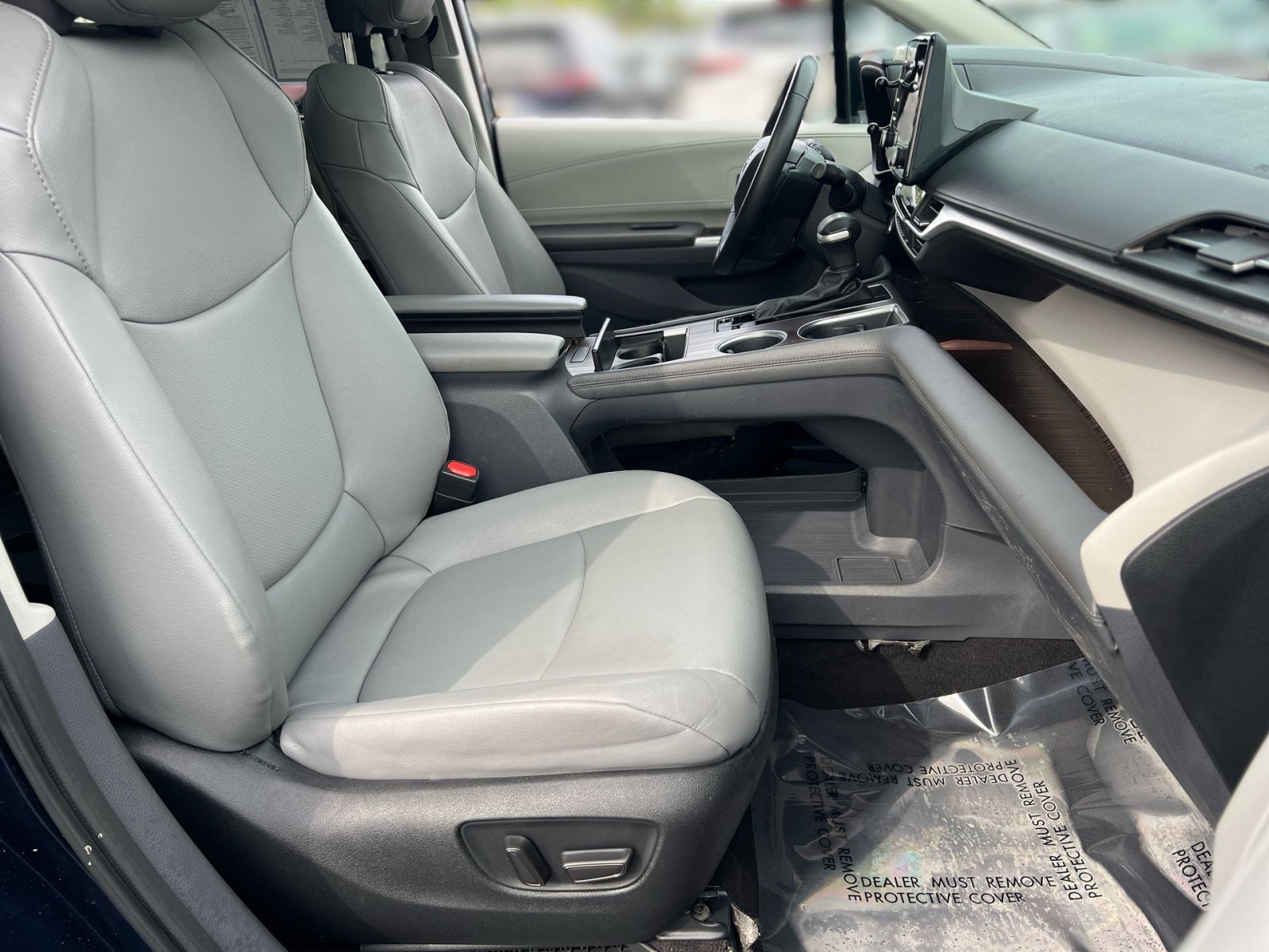 Used 2023 Toyota Sienna XLE FWD image 27