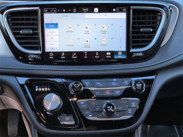 Used 2023 Chrysler Pacifica Limited w/ Uconnect Theater Family Group image 17