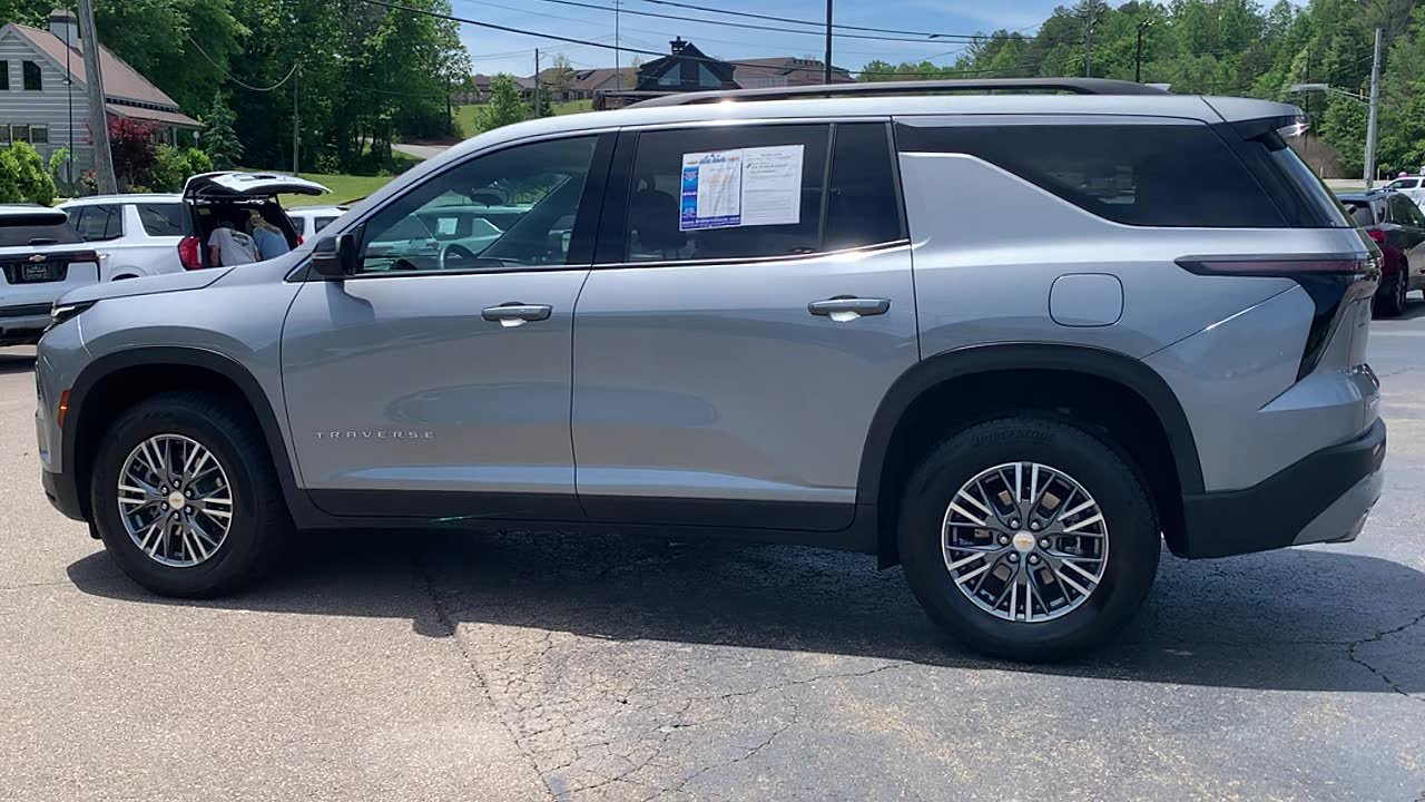 Used 2025 Chevrolet Traverse LT FWD image 4