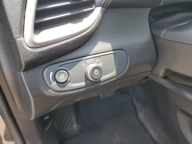 Used 2018 Chevrolet Trax LT w/ LT Convenience Package FWD image 17