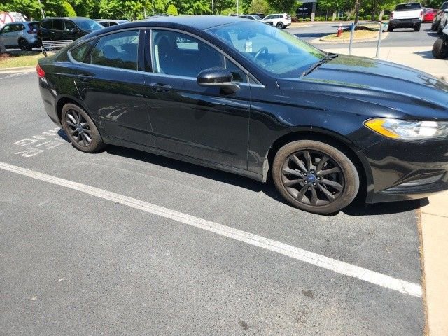 Used 2017 Ford Fusion SE w/ Fusion SE Technology Package FWD image 6