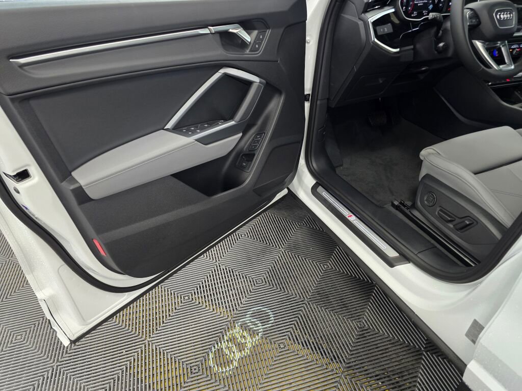 New 2025 Audi Q3 2.0T Premium image 23