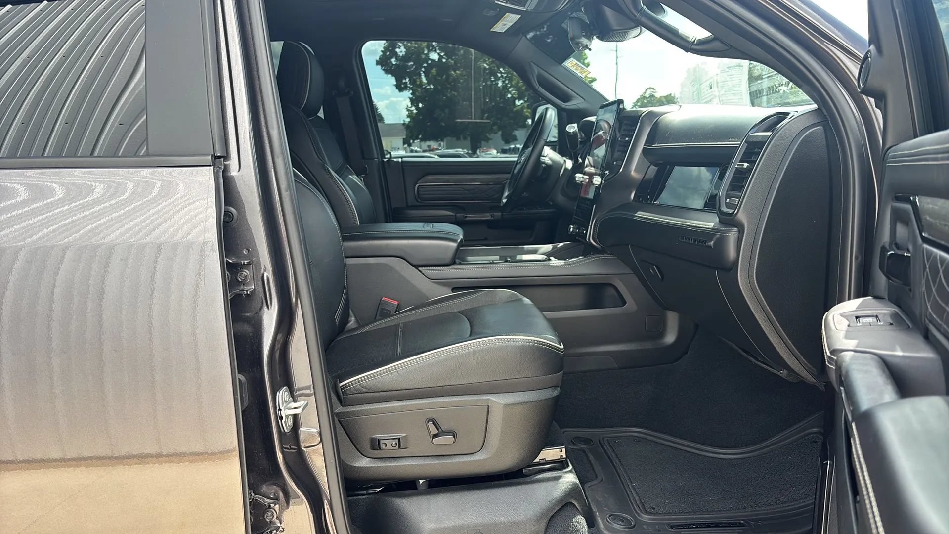 Used 2025 RAM 2500 Limited AWD/4WD image 20