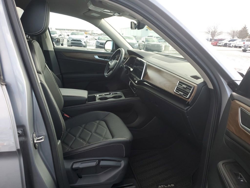 Used 2024 Volkswagen Atlas SE image 30