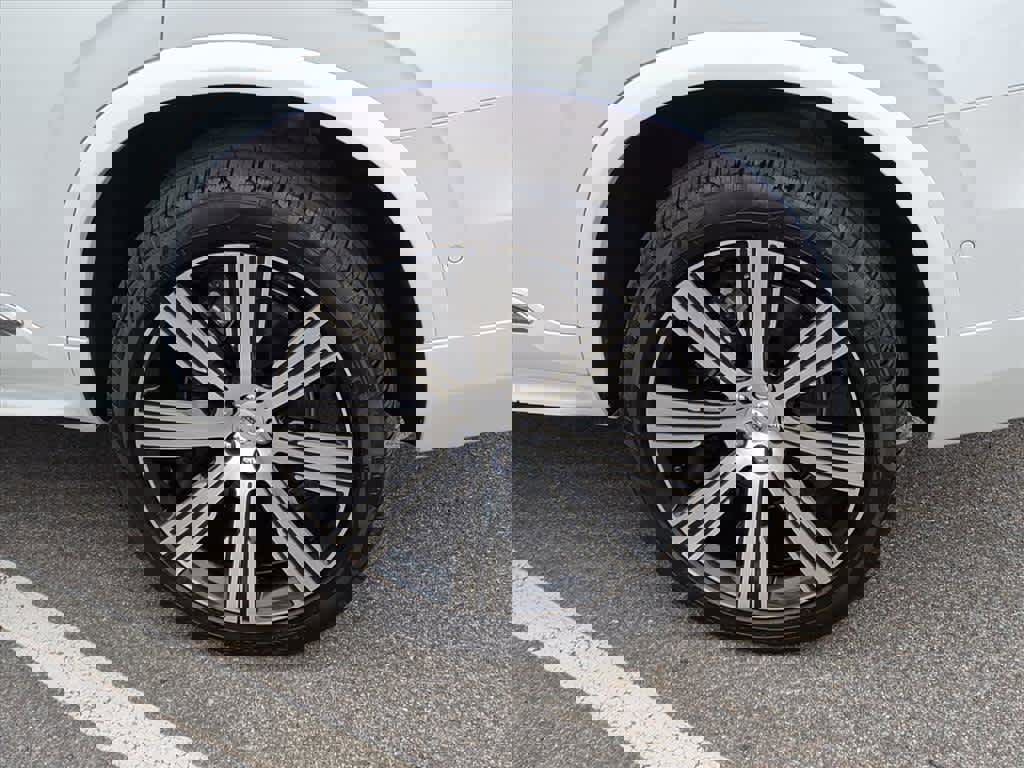 Used 2024 Volvo XC90 T8 Plus image 13