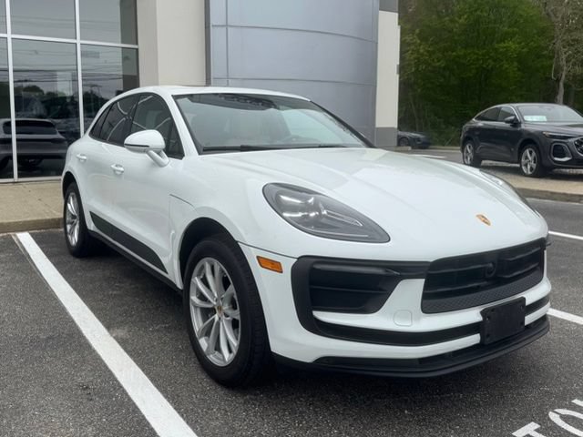 Used 2025 Porsche Macan AWD/4WD image 1