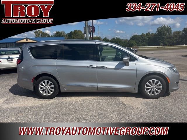 Used 2018 Chrysler Pacifica Touring-L image 2
