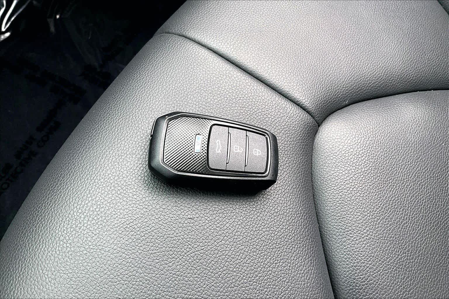 Used 2021 Toyota Highlander XLE AWD/4WD image 15