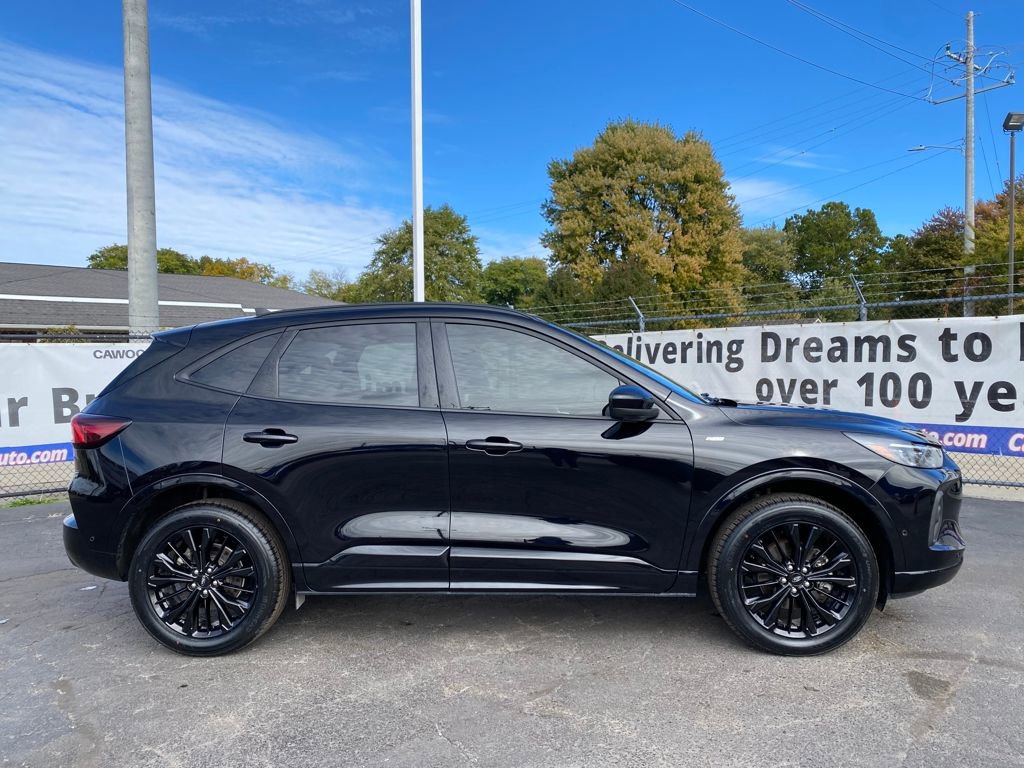 Used 2024 Ford Escape ST-Line Elite w/ Premium Technology Package image 2