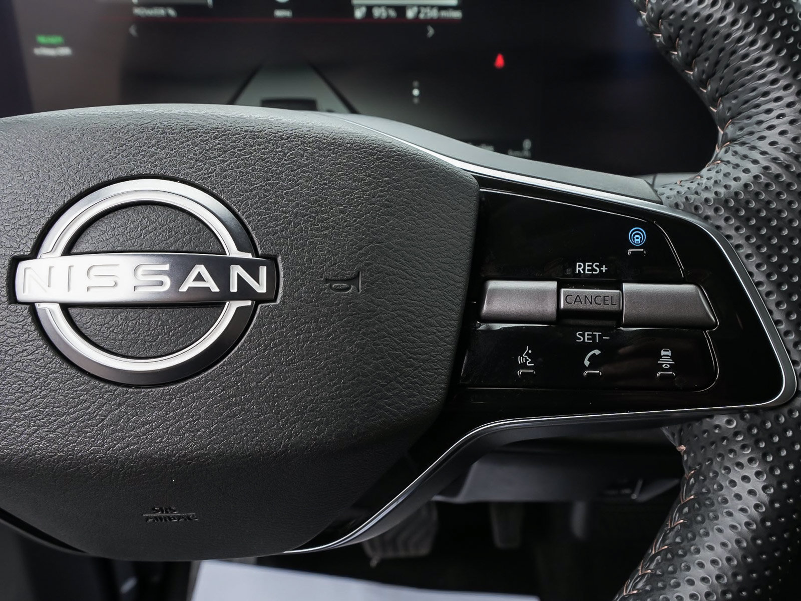 Used 2025 Nissan Ariya AWD image 18