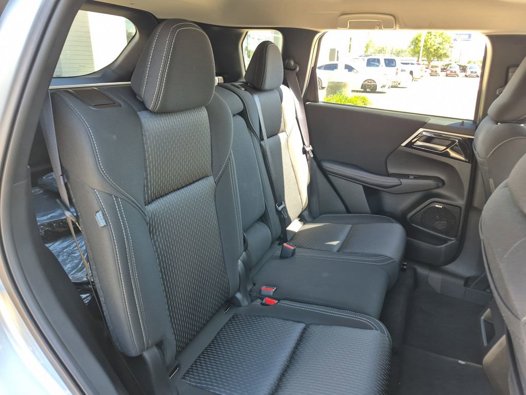 Used 2025 Mitsubishi Outlander ES image 25