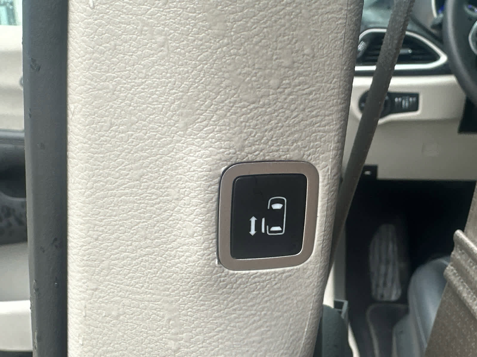 Used 2024 Chrysler Pacifica Touring-L image 25