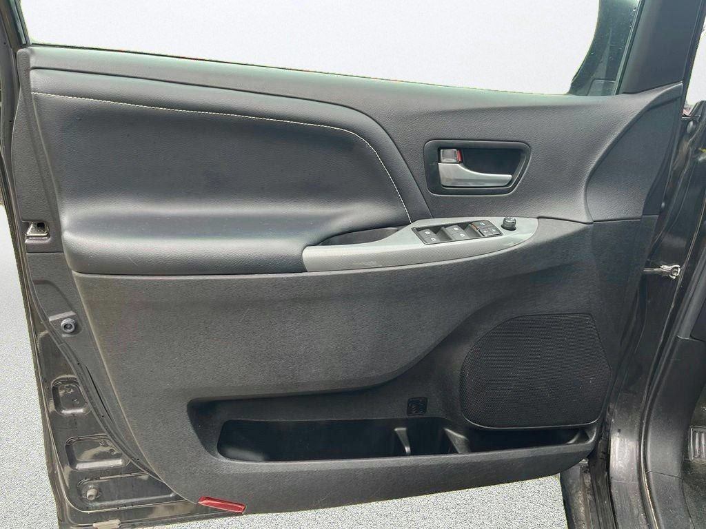 Used 2016 Toyota Sienna SE w/ SE Preferred Package FWD image 9