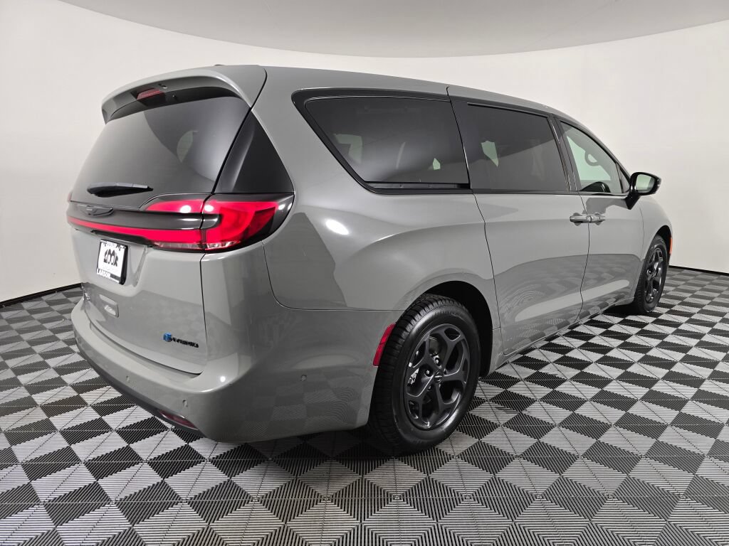 Used 2023 Chrysler Pacifica Limited w/ Uconnect Theater Family Group FWD image 3