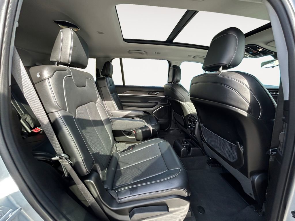 Used 2023 Jeep Grand Cherokee L Limited w/ Luxury Tech Group II image 11