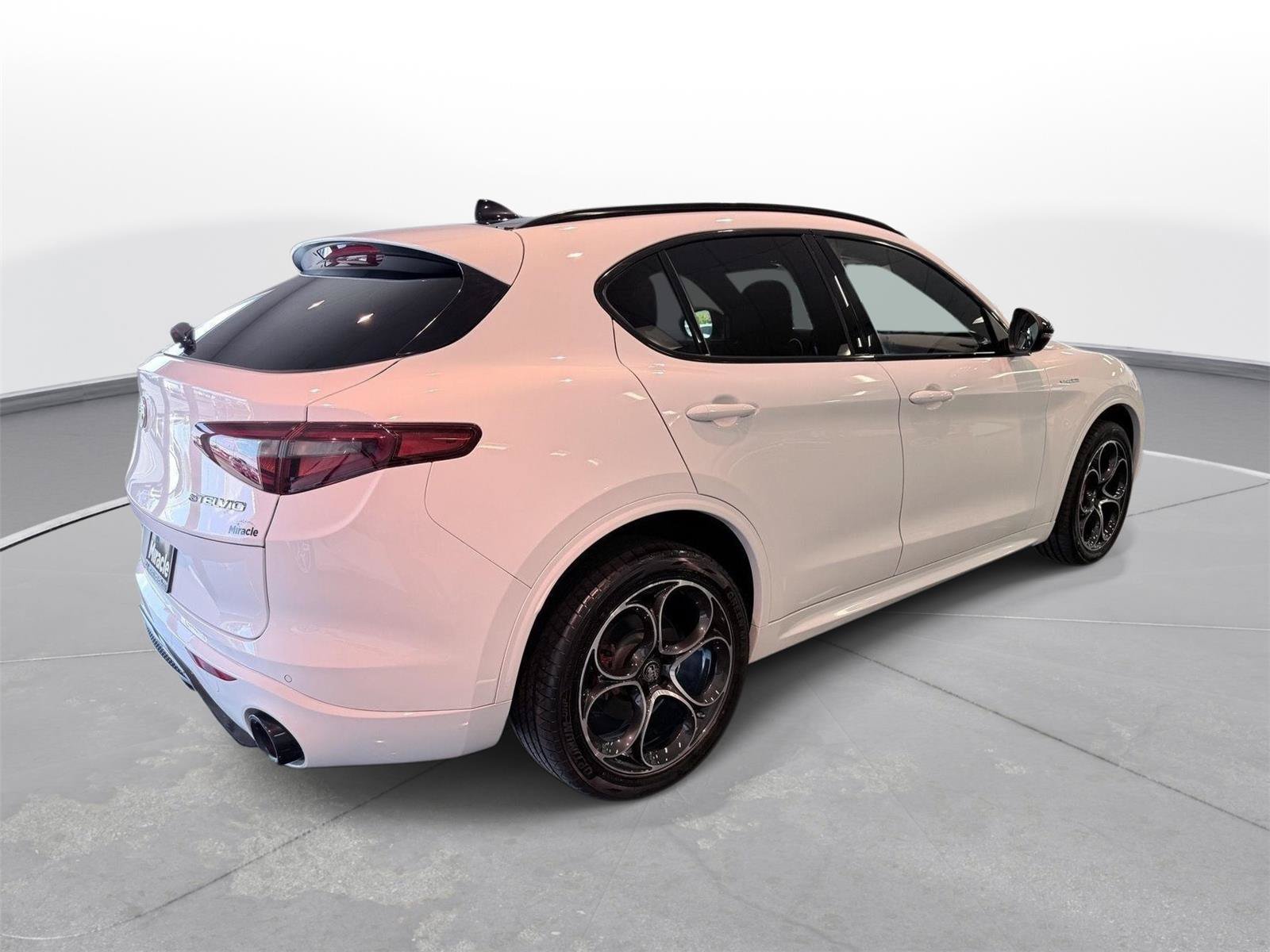 Used 2023 Alfa Romeo Stelvio Veloce AWD/4WD image 12