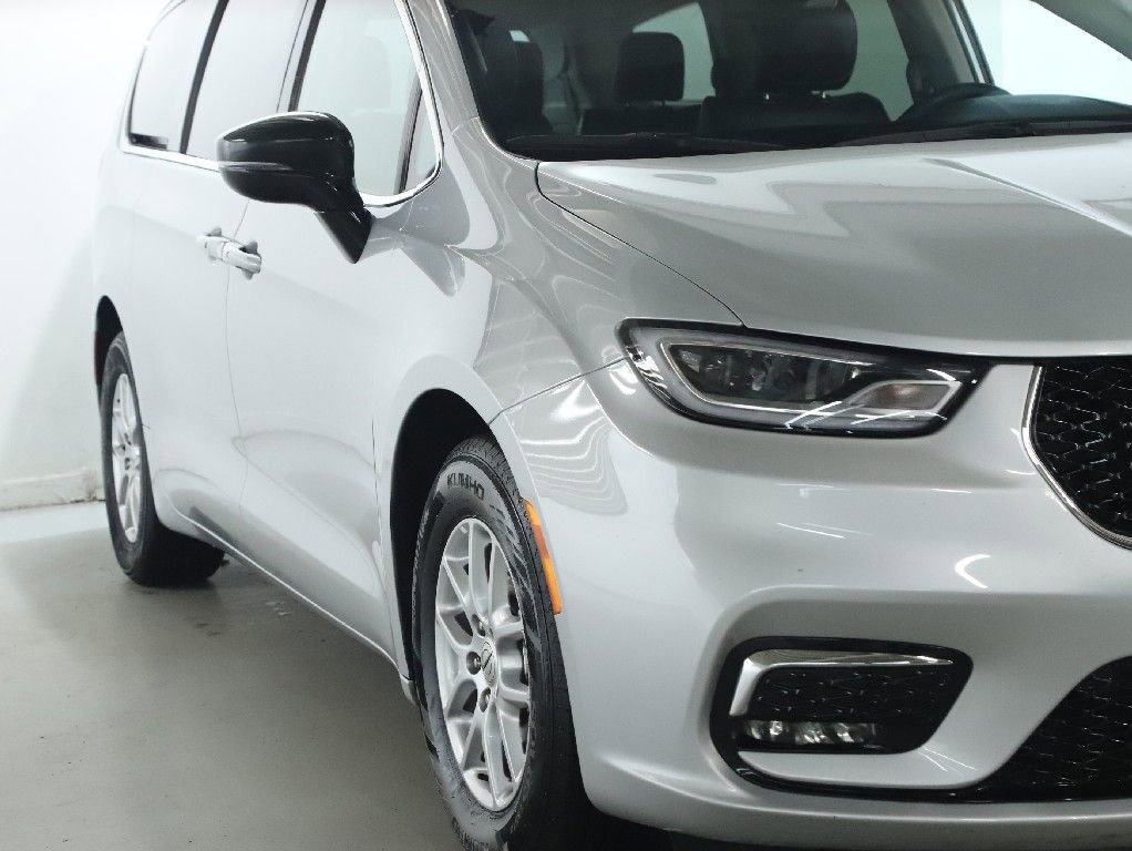 Used 2024 Chrysler Pacifica Touring-L image 8