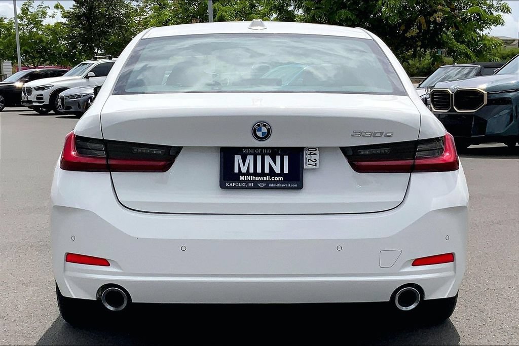 Used 2024 BMW 330e w/ Convenience Package RWD image 4