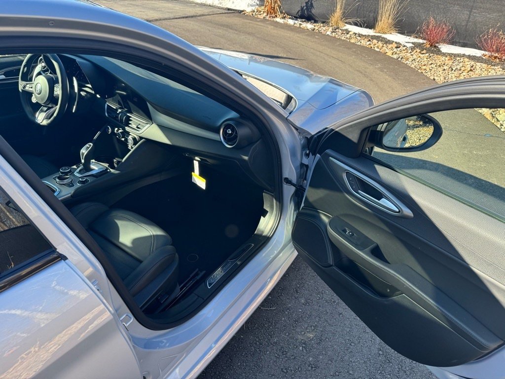 New 2025 Alfa Romeo Giulia AWD w/ Veloce Package AWD image 11