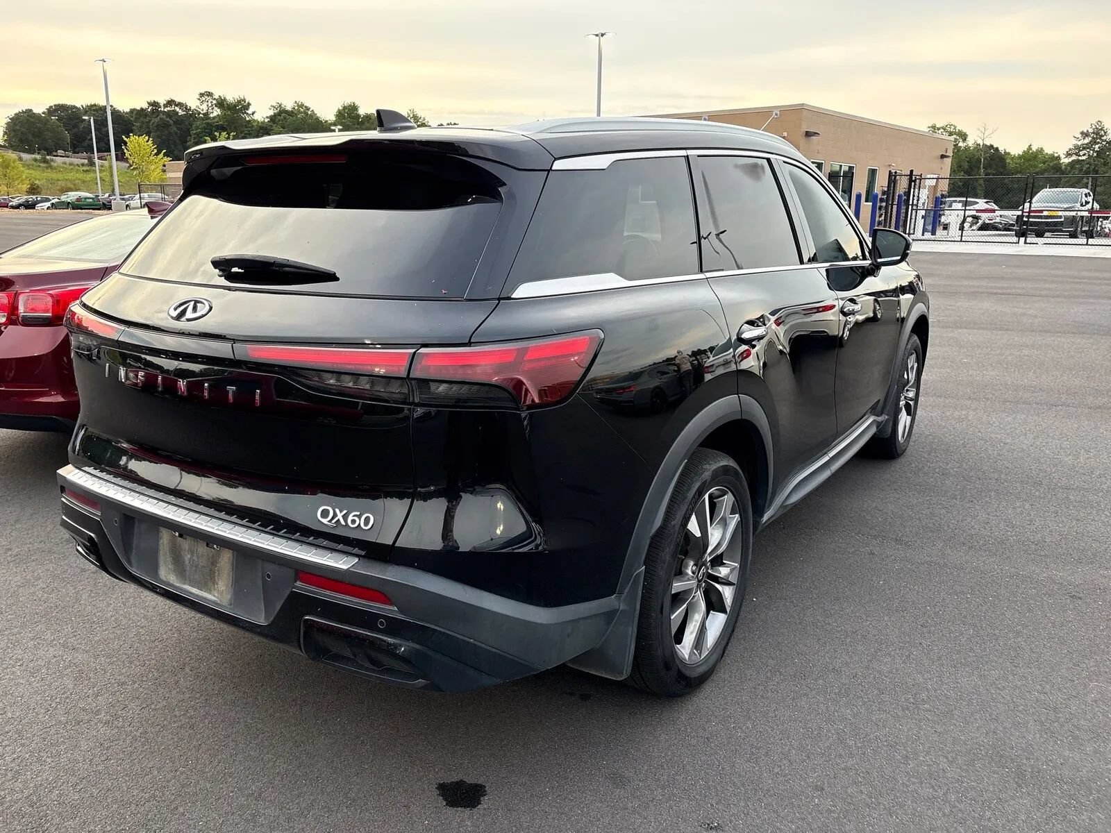 Used 2023 INFINITI QX60 Luxe w/ Cargo Package FWD image 2