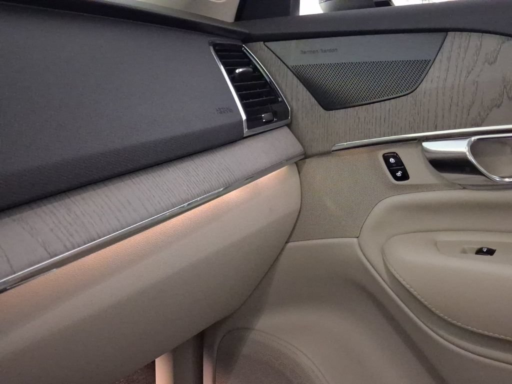 Certified 2025 Volvo XC90 B6 Plus w/ Protection Package Premier AWD/4WD image 33